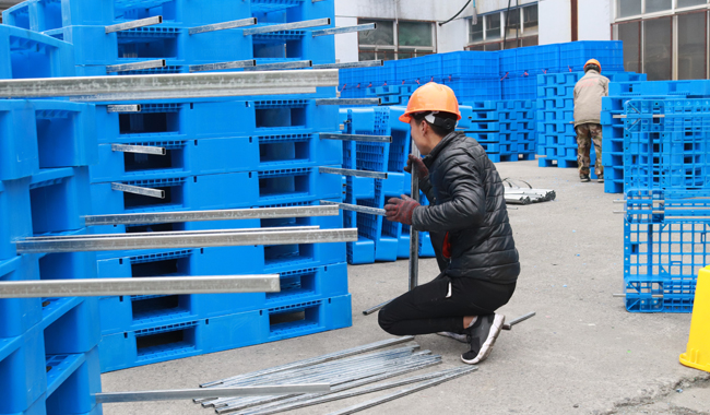 企業(yè)如何選擇適合自己的內(nèi)置鋼管塑料托盤？