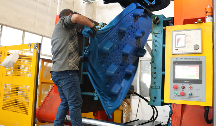 曝光！吹塑托盤生產(chǎn)廠家生產(chǎn)過程竟是如此！