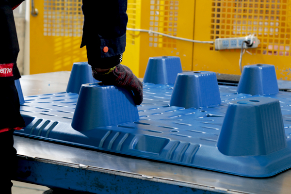 曝光！吹塑托盤生產(chǎn)廠家生產(chǎn)過程竟是如此！