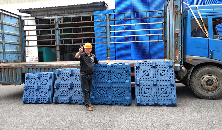 這里有一款熱冒煙的，九腳吹塑托盤(pán)特點(diǎn)介紹