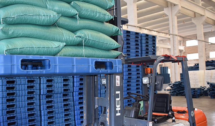 吹塑托盤廠家瘋起來，連自己家的托盤都不放過!