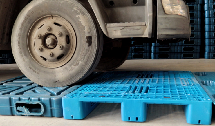 吹塑托盤(pán)廠家瘋起來(lái)，連自己家的托盤(pán)都不放過(guò)!